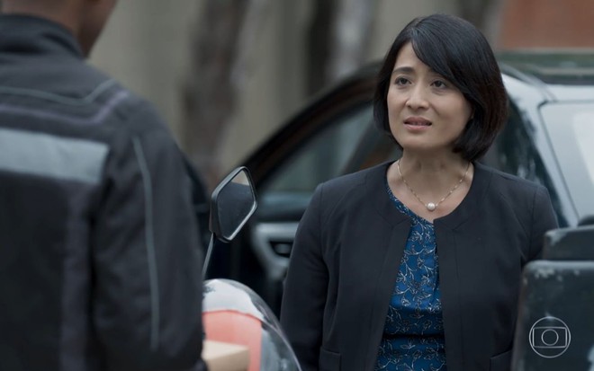 Mitsuko (Lina Agifu) diante de Anderson (Juan Paiva) em cena de Malhação