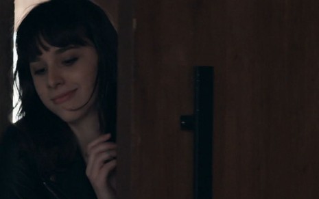 Lica (Manoela Aliperti) sai escondida pela porta em cena de Malhação: Viva a Diferença