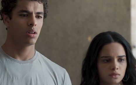 Tato (Matheus Abreu) e K2 (Carol Macedo) espantados em cena de Malhação - Viva a Diferença