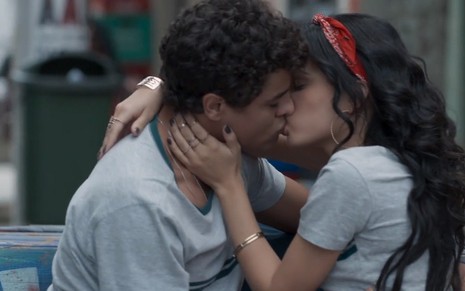 Tato (Matheus Abreu) e K2 (Carol Macedo) se beijam em cena de Malhação - Viva a Diferença