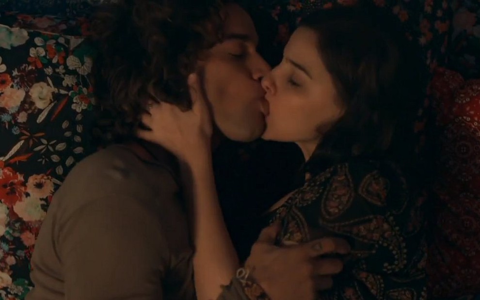 Deco (Pablo Morais) e Keyla (Gabriela Medvedovski) se beijam deitados na cama em cena de Malhação