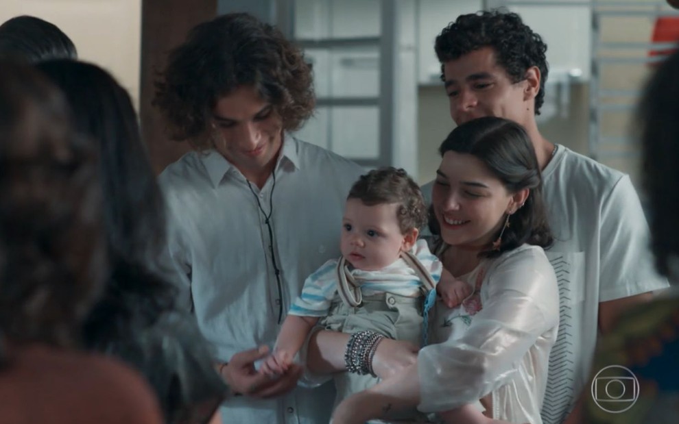 Deco (Pablo Morais) ao lado de Keyla (Gabriela Medvedovski), com bebê no colo, e Tato (Matheus Abreu) em cena de Malhação