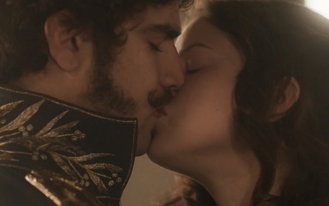 Pedro (Caio Castro) beija Domitila (Agatha Moreira) em cena de Novo Mundo
