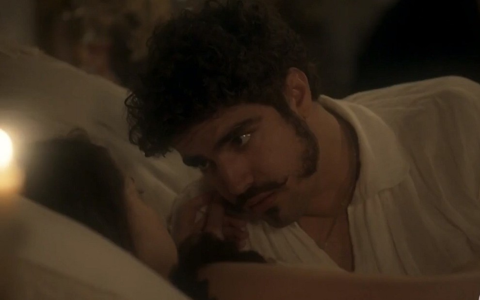 Pedro (Caio Castro) com Domitila (Agatha Moreira) na cama em cena de Novo Mundo