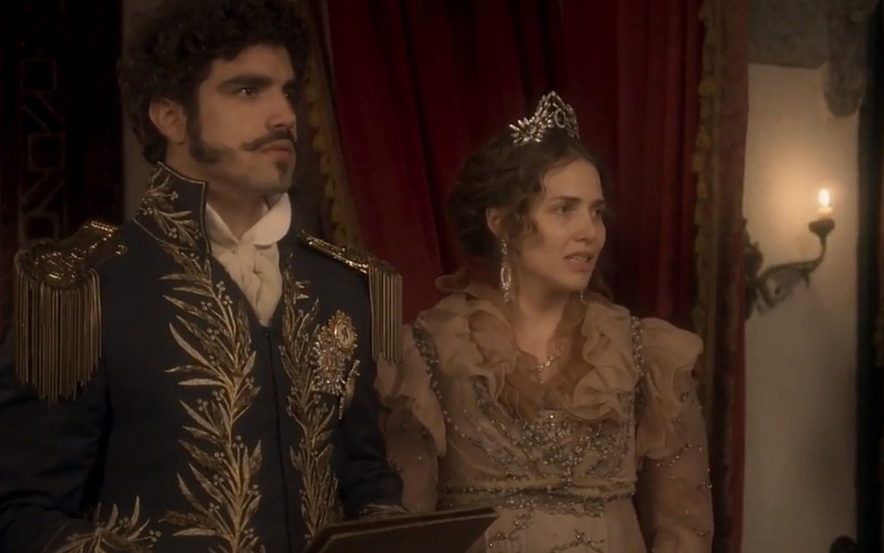 Pedro (Caio Castro) e Leopoldina (Leticia Colin) com expressão chocada em cena de Novo Mundo