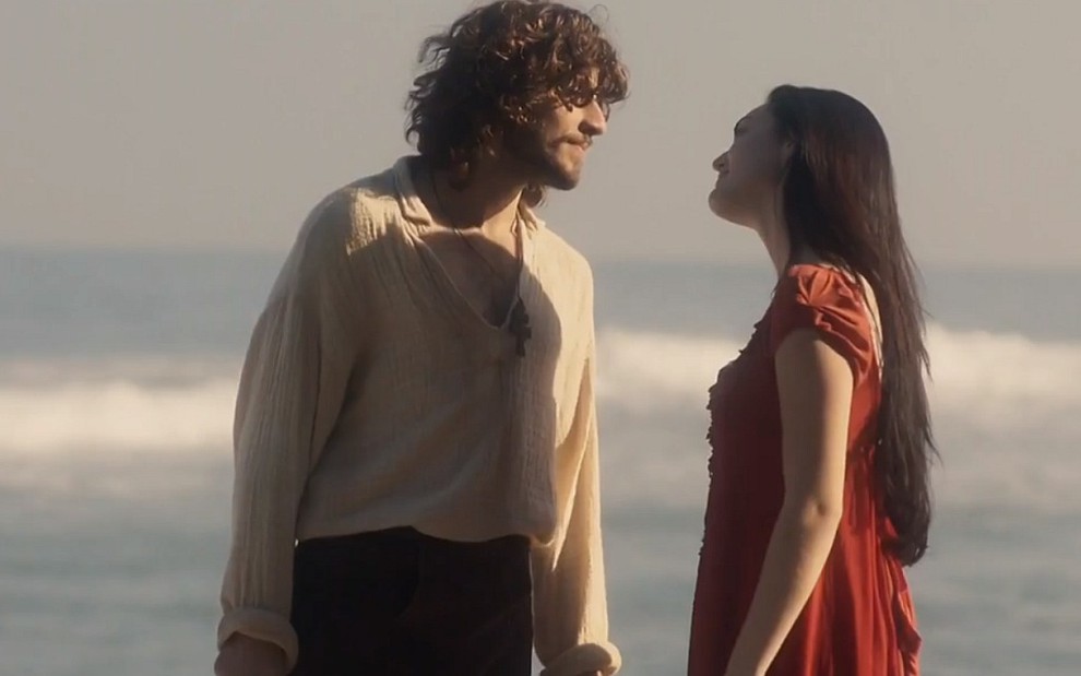Joaquim (Chay Suede) e Anna (Isabelle Drummond) em uma praia em cena de Novo Mundo