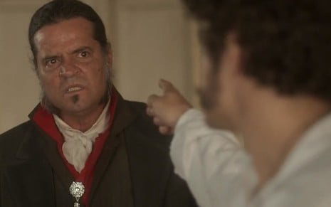 Bonifácio (Felipe Camargo) furioso diante de Pedro (Caio Castro) em cena de Novo Mundo
