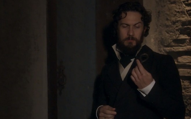 Thomas (Gabriel Braga Nunes) com uma chave na mão em cena de Novo Mundo