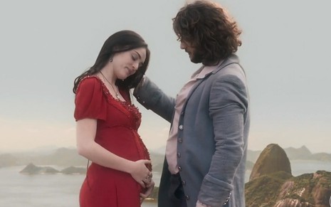 Anna (Isabelle Drummond) grávida recebe carinho de Joaquim (Chay Suede) em cena de Novo Mundo