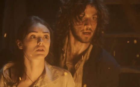 Anna (Isabelle Drummond) e Joaquim (Chay Suede) presos em um incêndio em cena de Novo Mundo