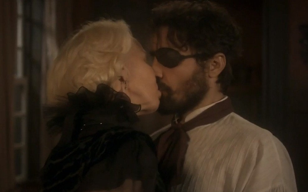 Greta (Julia Lemmertz) beija Ferdinando (Ricardo Pereira) em cena de Novo Mundo