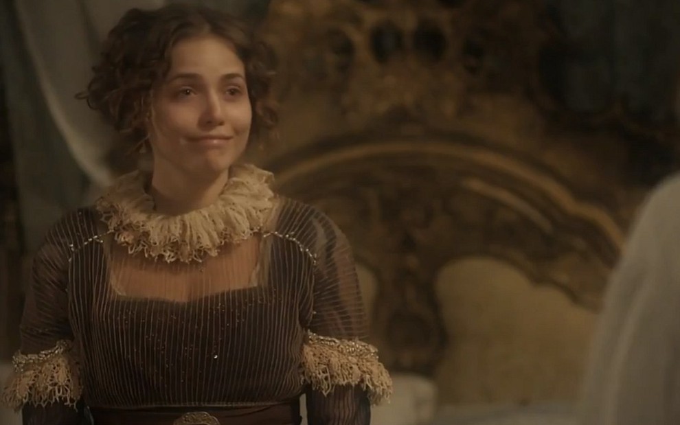 Leopoldina (Leticia Colin) sorri em cena de Novo Mundo