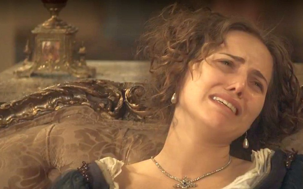 Leopoldina (Leticia Colin) chora em cena de Novo Mundo