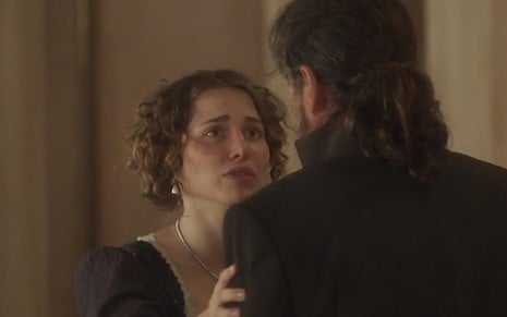 Leopoldina (Leticia Colin) chora diante de Bonifácio (Felipe Camargo) em cena de Novo Mundo
