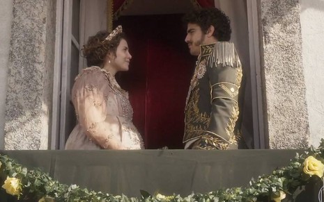 Leopoldina (Leticia Colin) de frente para dom Pedro (Caio Castro) na sacada do palácio em cena de Novo Mundo