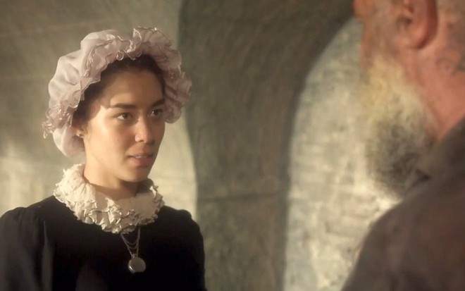 Miss Liu (Luana Tanaka) visita Fred Sem Alma (Leopoldo Pacheco) na cadeia em cena de Novo Mundo