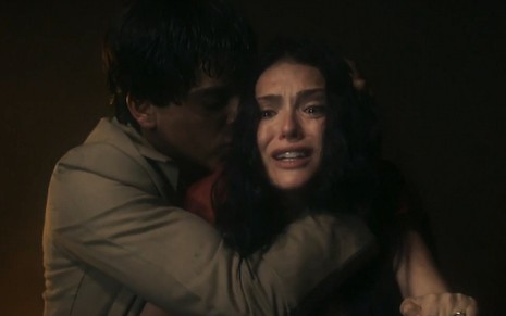 Piatã (Rodrigo Simas) consola Anna (Isabelle Drummond) em cena de Novo Mundo
