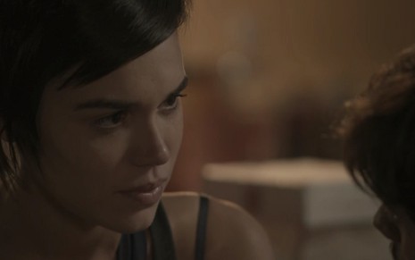 Leila (Carla Salle) em cena de Totalmente Demais