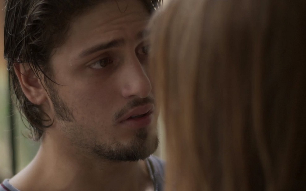 Rafael (Daniel Rocha) diante de Lili (Vivianne Pasmanter) em cena de Totalmente Demais