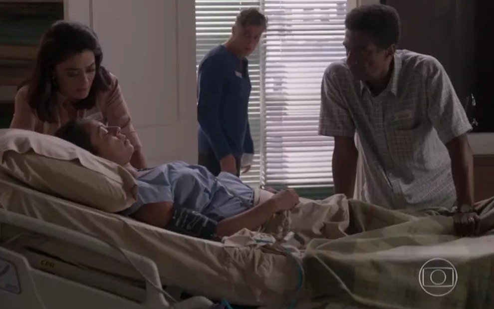 Carolina (Juliana Paes) ao lado do leito da irmã, Dorinha (Samantha Schmütz), no hospital em cena de Totalmente Demais