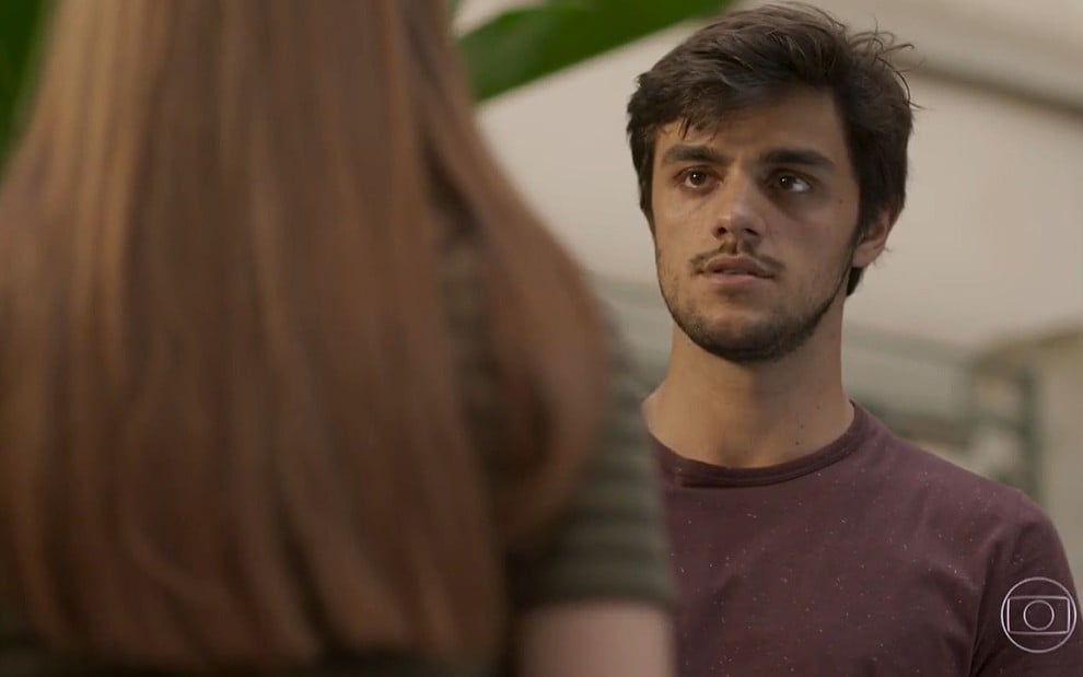Jonatas (Felipe Simas) diante de Eliza (Marina Ruy Barbosa) em cena de Totalmente Demais