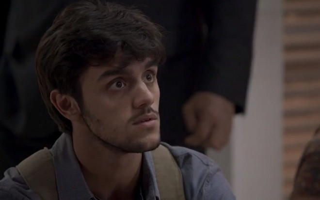 O ator Felipe Simas com a expressão preocupada, em cena como Jonatas na novela Totalmente Demais