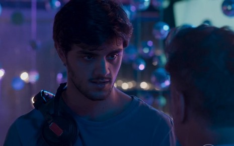 Jonatas (Felipe Simas) conversa com Arthur (Fabio Assunção) em uma boate em cena de Totalmente Demais