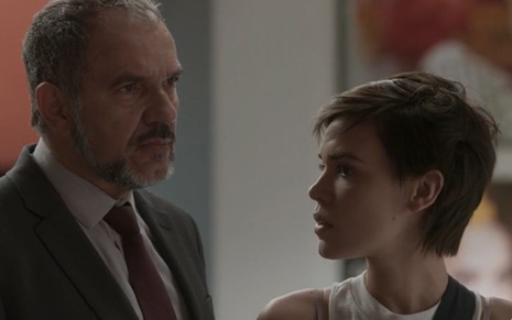 Germano (Humberto Martins), nervoso, ao lado de Leila (Carla Salle) em cena de Totalmente Demais