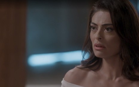 Carolina (Juliana Paes) espantada em cena de Totalmente Demais