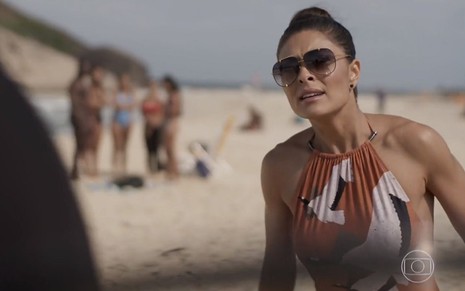 Carolina (Juliana Paes) indignada na praia em cena de Totalmente Demais