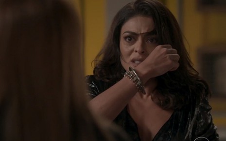 Carolina (Juliana Paes) com a mão no rosto após levar um tapa na cara em cena de Totalmente Demais