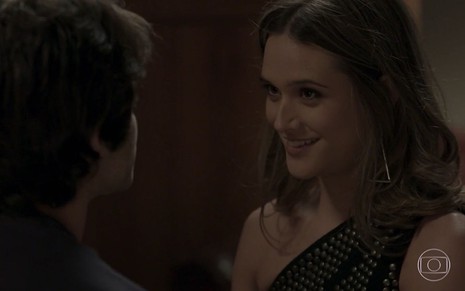 Cassandra (Juliana Paiva) sorri diante de Fabinho (Daniel Blanco) em cena de Totalmente Demais