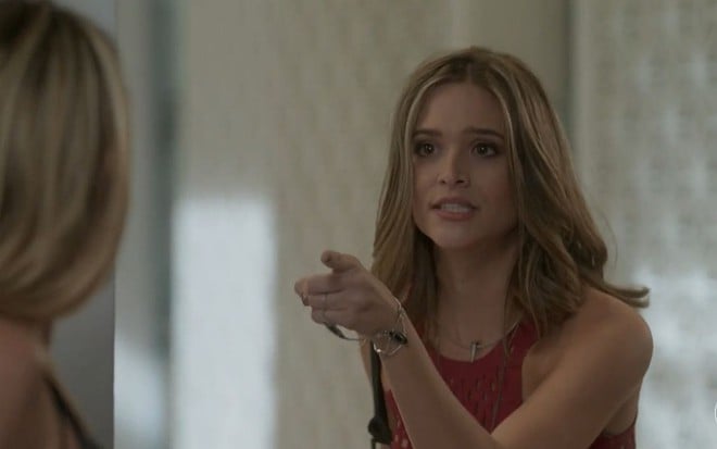 Cassandra (Juliana Paiva) aponta o dedo com cara irritada em cena de Totalmente Demais