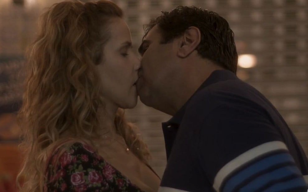 Gilda (Leona Cavalli) beija Hugo (Orã Figueiredo) em cena de Totalmente Demais