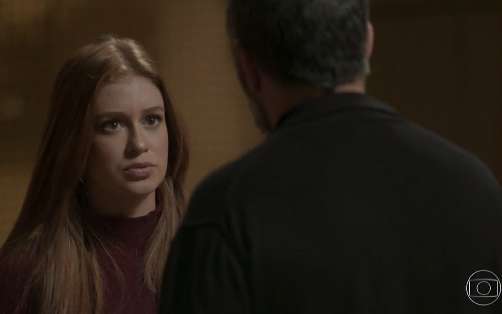 Eliza (Marina Ruy Barbosa) diante de Germano (Humberto Martins) em conversa tensa em cena de Totalmente Demais