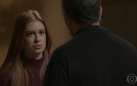 Eliza (Marina Ruy Barbosa) diante de Germano (Humberto Martins) em conversa tensa em cena de Totalmente Demais