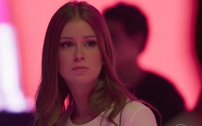 Eliza (Marina Ruy Barbosa) com expressão séria em cena de Totalmente Demais