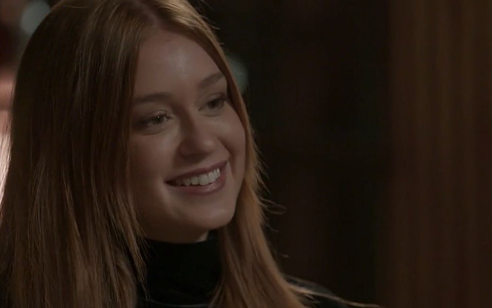 Eliza (Marina Ruy Barbosa) sorri em cena de Totalmente Demais