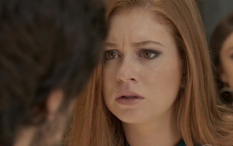 Eliza (Marina Ruy Barbosa) com lágrimas nos olhos diante de Jonatas (Felipe Simas) em cena de Totalmente Demais
