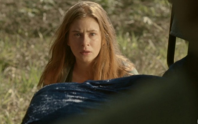 Eliza (Marina Ruy Barbosa) pede carona na estrada após fugir de casa em cena de Totalmente Demais
