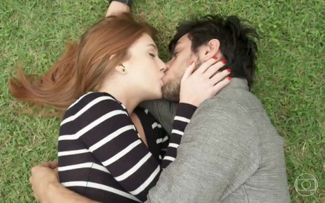 Eliza (Marina Ruy Barbosa) e Jonatas (Felipe Simas) se beijam deitados na grama em cena de Totalmente Demais