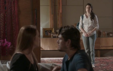 Débora (Olivia Torres) flagra Lili (Vivianne Pasmanter) e Rafael (Daniel Rocha) quase se beijando em cena de Totalmente Demais