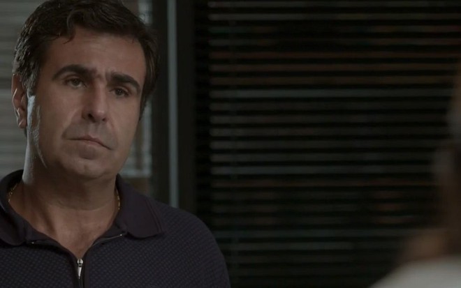 Hugo (Orã Figueiredo) olha sério para Carolina (Juliana Paes) em cena de Totalmente Demais