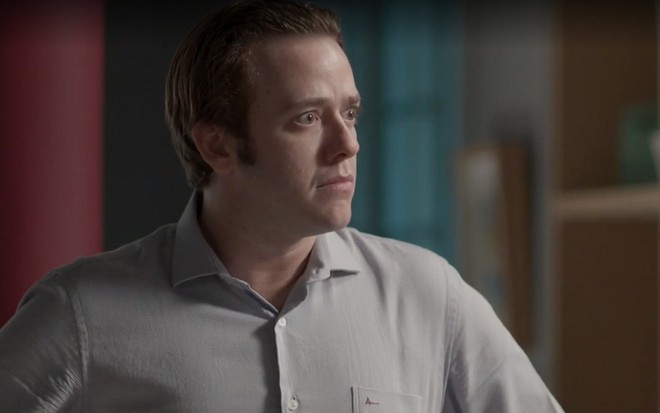 Max (Pablo Sanábio) com camisa e cabelo penteado para trás em cena de Totalmente Demais