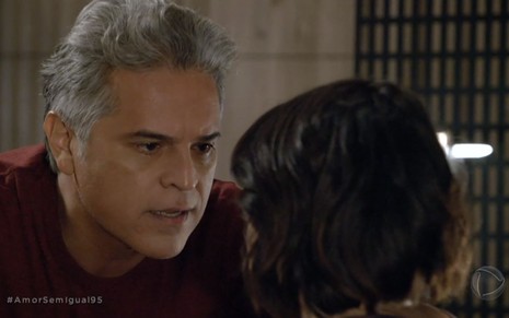 Ramiro (Juan Alba) nervoso diante de Donatella (Sthefany Brito) em cena de Amor Sem Igual