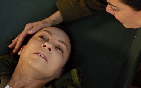 Tiatira (Carla Marins) prestes a morrer em cena de Apocalipse