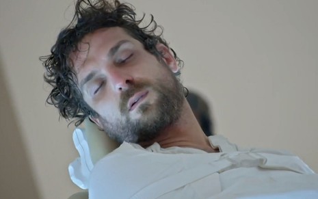 Benjamin (Igor Rickli) machucado e desacordado em cena de Apocalipse, da Record