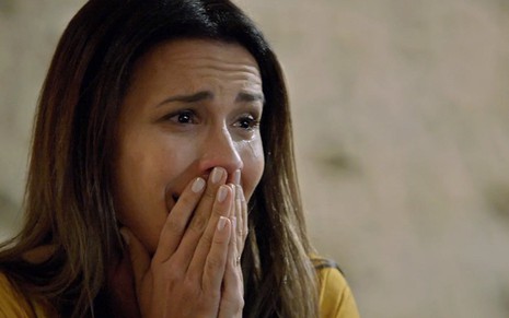 Zoe (Juliana Knust) chora em cena de Apocalipse