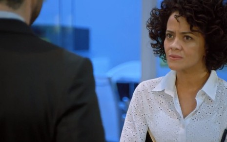 Bárbara (Li Borges) encara o vilão Ricardo (Sérgio Marone) em cena de Apocalipse