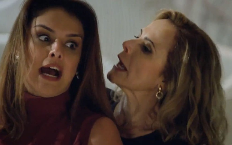 Isabela (Paola Bernardi) briga com Débora (Bia Seidl) em cena de Apocalipse